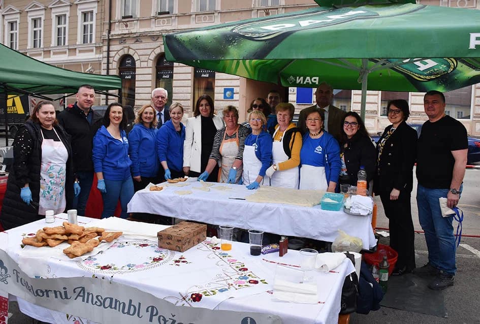 Mirisi slasnih delicija iz Dalmacije, Like, Istre, Primorja, Središnje Hrvatske i Slavonije ʼokupiraliʼ središte Požege