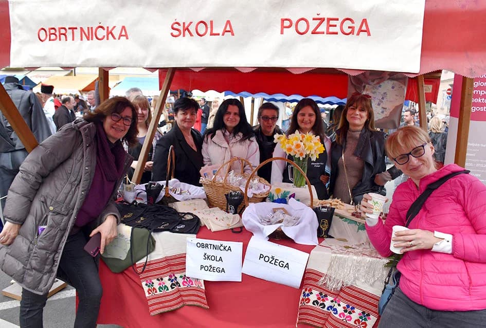 Mirisi slasnih delicija iz Dalmacije, Like, Istre, Primorja, Središnje Hrvatske i Slavonije ʼokupiraliʼ središte Požege