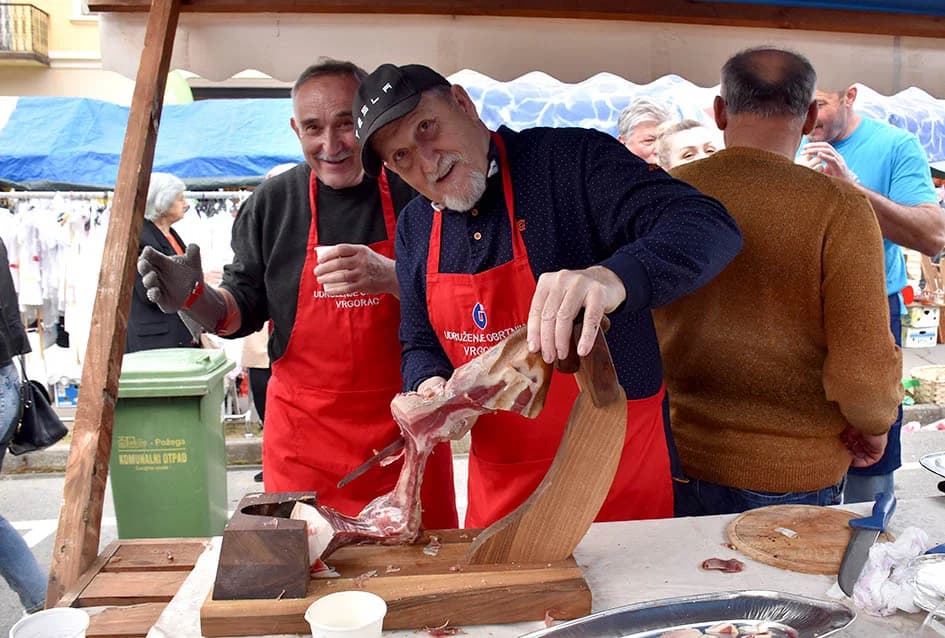 Mirisi slasnih delicija iz Dalmacije, Like, Istre, Primorja, Središnje Hrvatske i Slavonije ʼokupiraliʼ središte Požege
