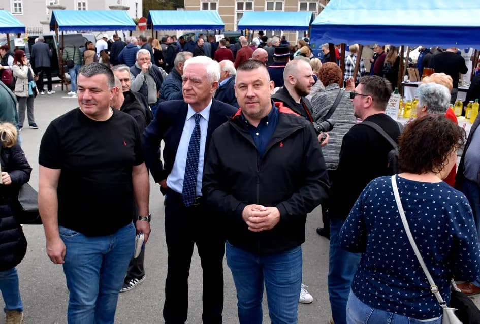 Mirisi slasnih delicija iz Dalmacije, Like, Istre, Primorja, Središnje Hrvatske i Slavonije ʼokupiraliʼ središte Požege