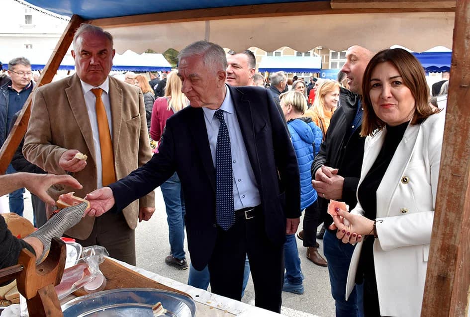 Mirisi slasnih delicija iz Dalmacije, Like, Istre, Primorja, Središnje Hrvatske i Slavonije ʼokupiraliʼ središte Požege