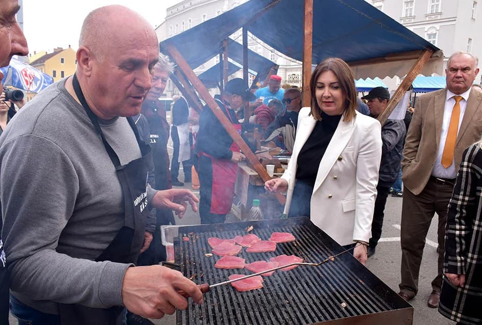 Mirisi slasnih delicija iz Dalmacije, Like, Istre, Primorja, Središnje Hrvatske i Slavonije ʼokupiraliʼ središte Požege