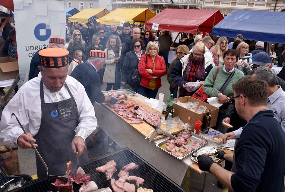 Mirisi slasnih delicija iz Dalmacije, Like, Istre, Primorja, Središnje Hrvatske i Slavonije ʼokupiraliʼ središte Požege