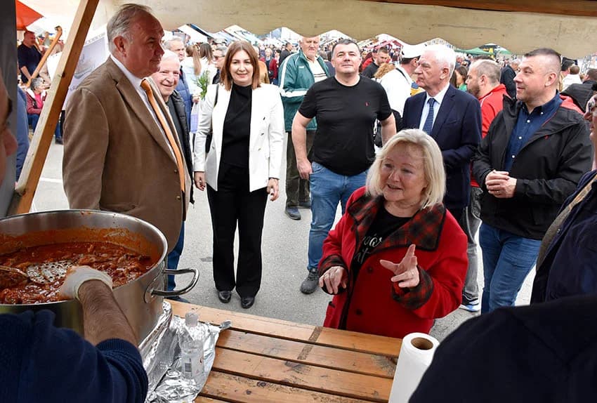 Mirisi slasnih delicija iz Dalmacije, Like, Istre, Primorja, Središnje Hrvatske i Slavonije ʼokupiraliʼ središte Požege