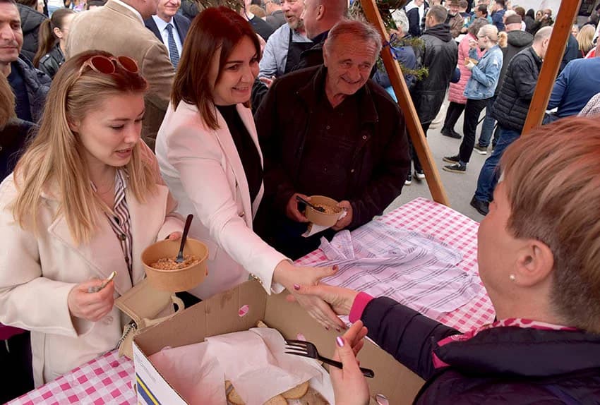 Mirisi slasnih delicija iz Dalmacije, Like, Istre, Primorja, Središnje Hrvatske i Slavonije ʼokupiraliʼ središte Požege