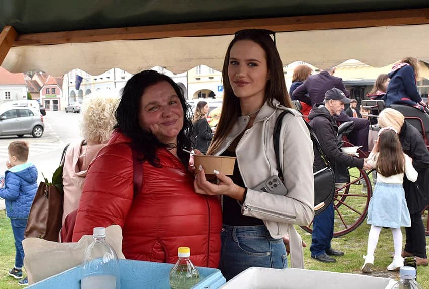 Mirisi slasnih delicija iz Dalmacije, Like, Istre, Primorja, Središnje Hrvatske i Slavonije ʼokupiraliʼ središte Požege