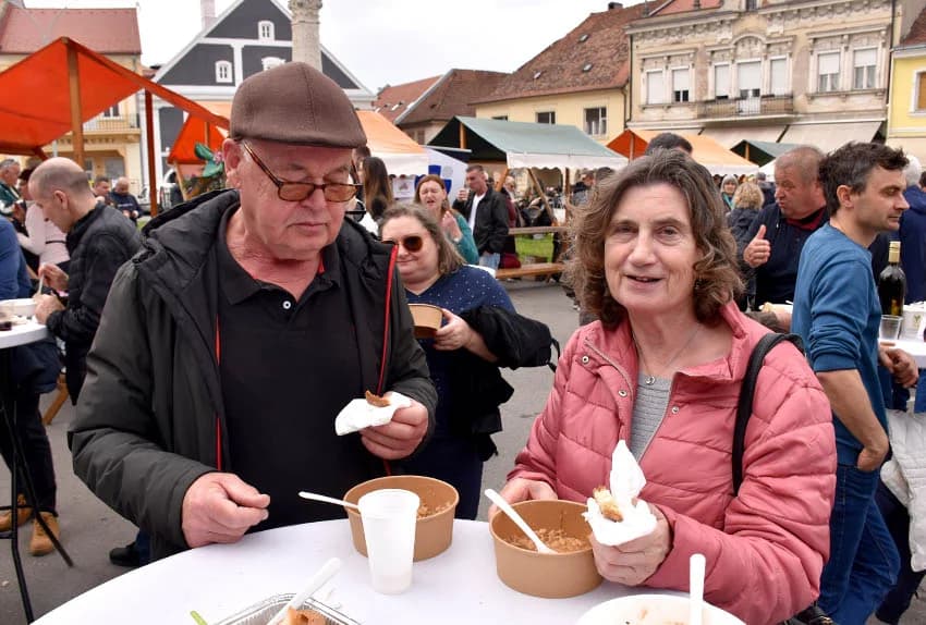 Mirisi slasnih delicija iz Dalmacije, Like, Istre, Primorja, Središnje Hrvatske i Slavonije ʼokupiraliʼ središte Požege