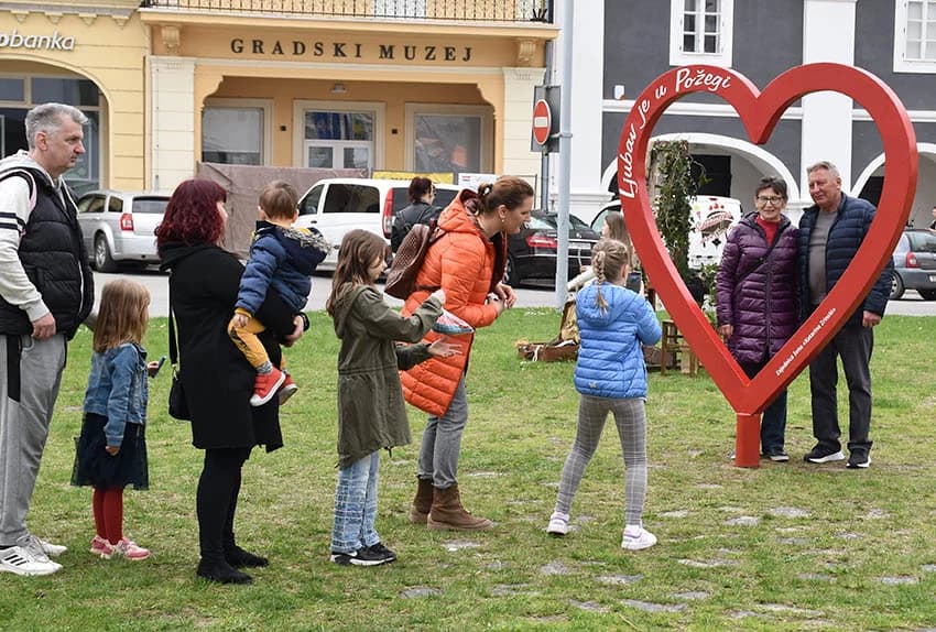 Mirisi slasnih delicija iz Dalmacije, Like, Istre, Primorja, Središnje Hrvatske i Slavonije ʼokupiraliʼ središte Požege
