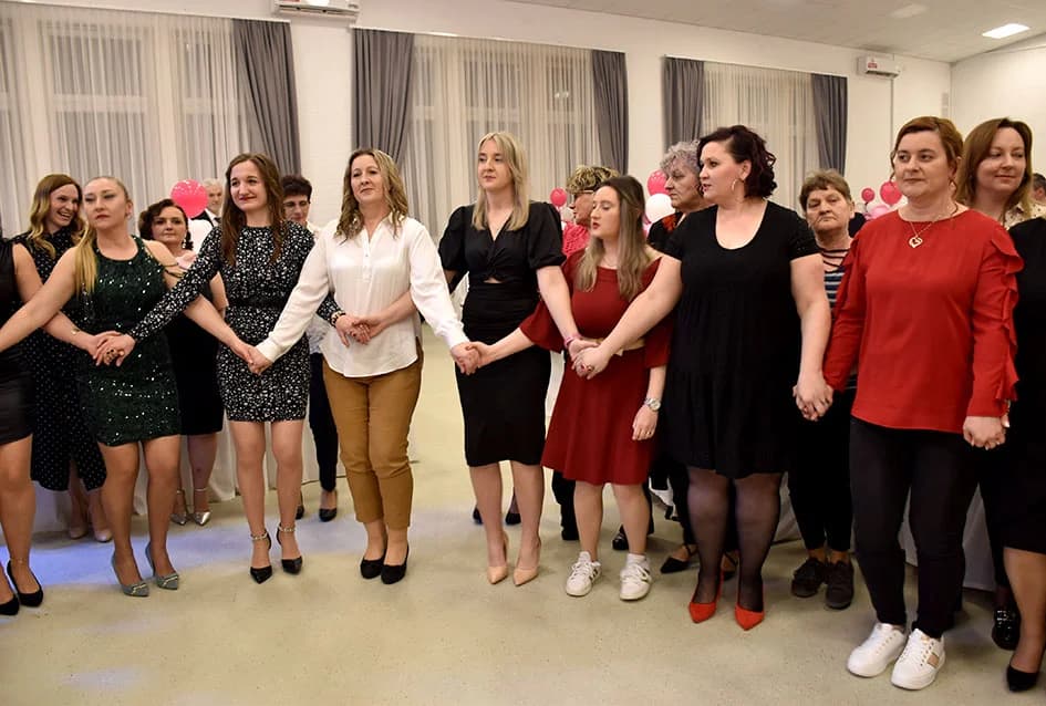 JOŠ SLAVE: Odbojkašice veličkog Papuka slavile Dan žena - u goste im došle kolegice iz Slavonskog Broda