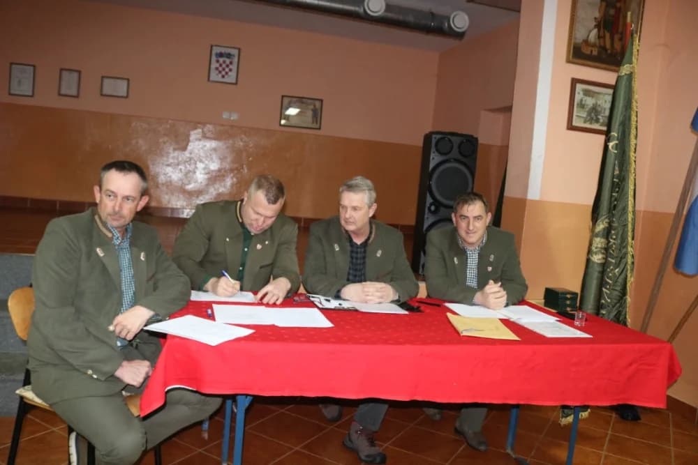 VETOVAČKI LOVCI: Franjo Lukačević, Vlado Svoboda i Jakob Bodolović primili plakete za 50 godina lovačkog staža