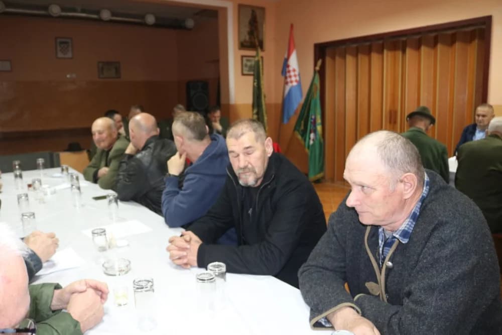 VETOVAČKI LOVCI: Franjo Lukačević, Vlado Svoboda i Jakob Bodolović primili plakete za 50 godina lovačkog staža