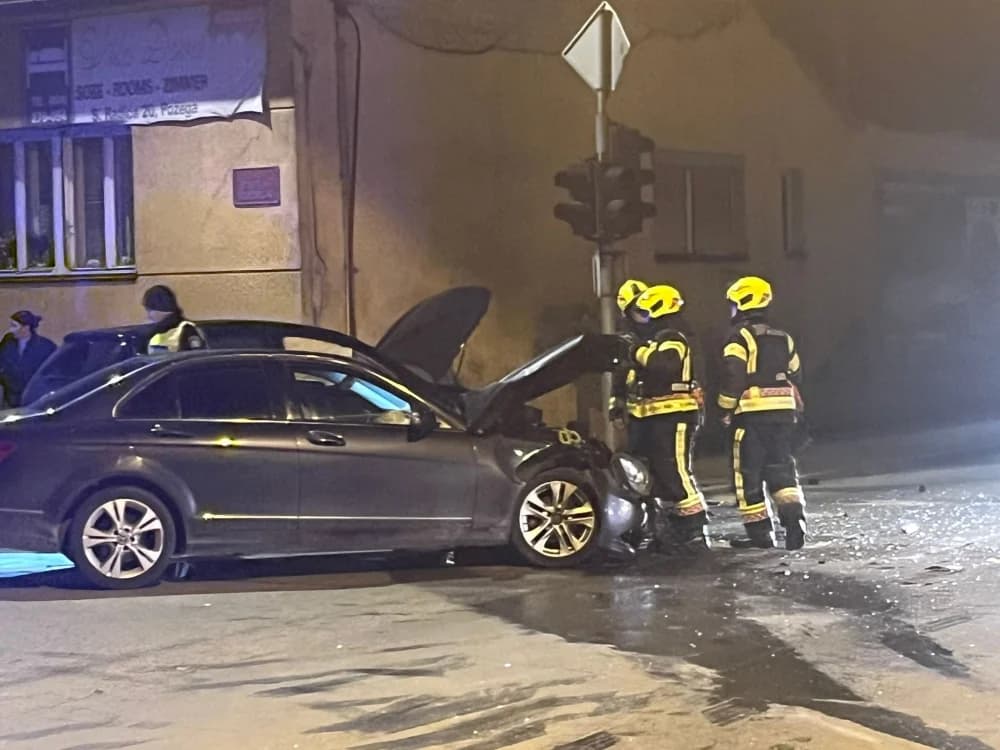 Sedam je osoba ozlijeđeno u sinoćnoj prometnoj nesreći