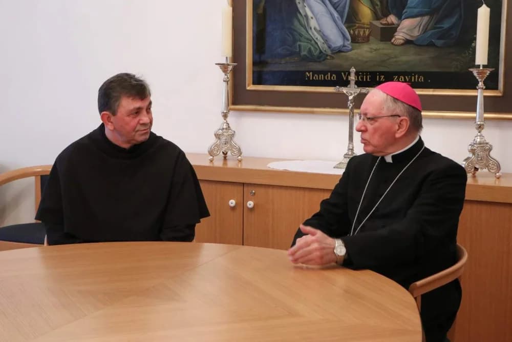 [FOTO] Prvi susret novoimenovanog i dosadašnjeg požeškog biskupa