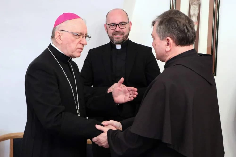 [FOTO] Prvi susret novoimenovanog i dosadašnjeg požeškog biskupa