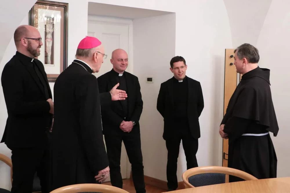 [FOTO] Prvi susret novoimenovanog i dosadašnjeg požeškog biskupa