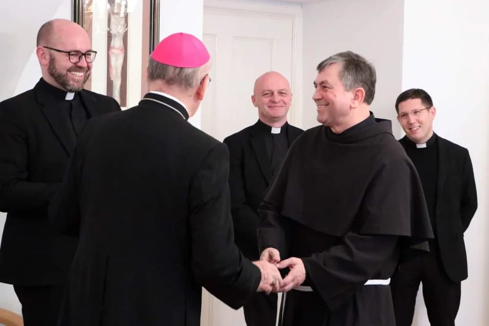 [FOTO] Prvi susret novoimenovanog i dosadašnjeg požeškog biskupa
