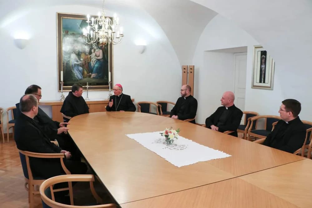 [FOTO] Prvi susret novoimenovanog i dosadašnjeg požeškog biskupa