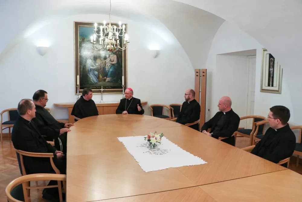 [FOTO] Prvi susret novoimenovanog i dosadašnjeg požeškog biskupa