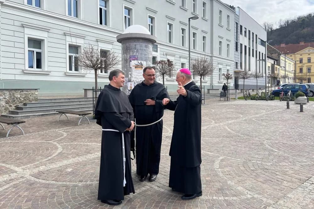 [FOTO] Prvi susret novoimenovanog i dosadašnjeg požeškog biskupa