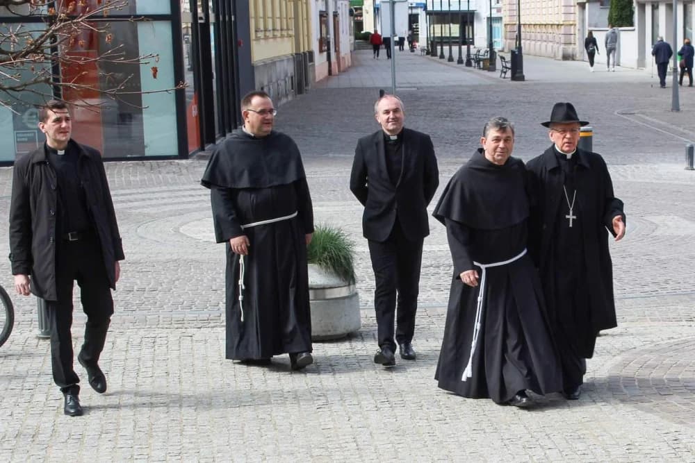 [FOTO] Prvi susret novoimenovanog i dosadašnjeg požeškog biskupa
