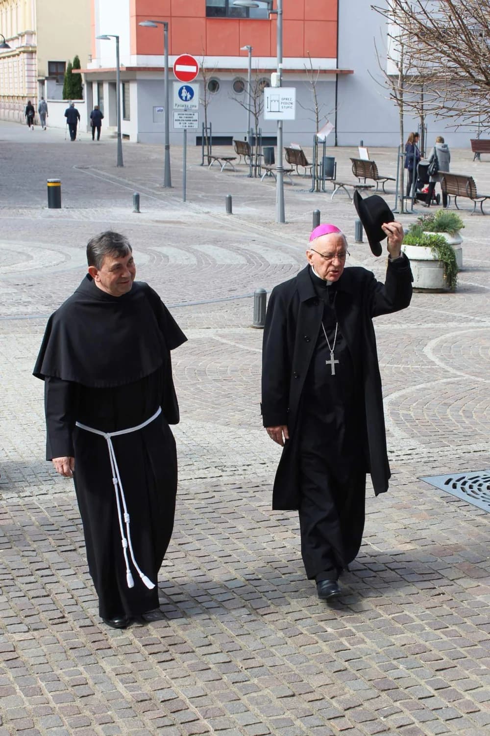 [FOTO] Prvi susret novoimenovanog i dosadašnjeg požeškog biskupa