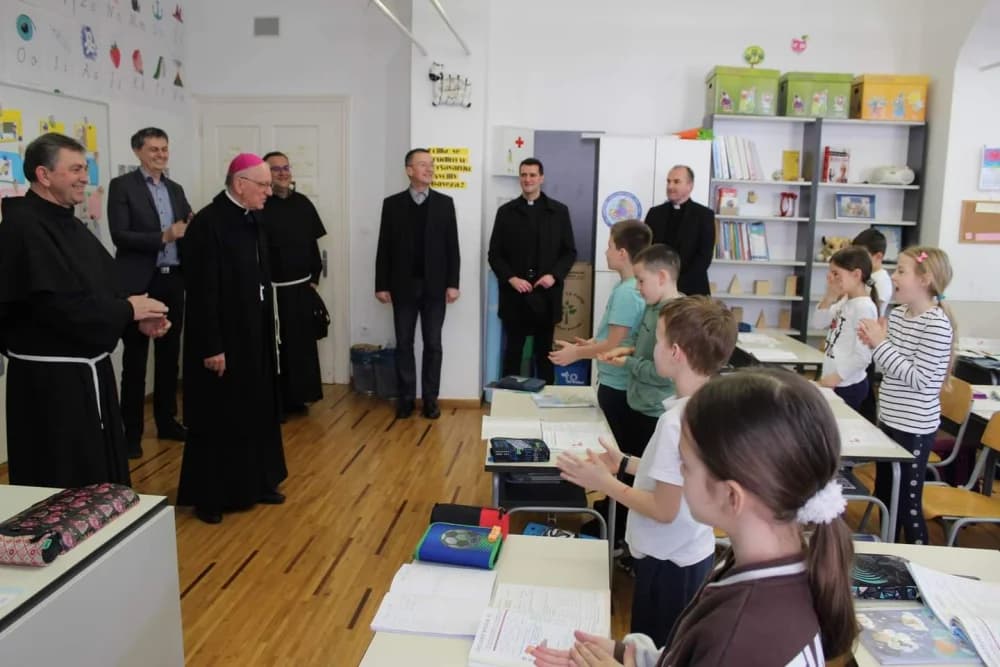[FOTO] Prvi susret novoimenovanog i dosadašnjeg požeškog biskupa