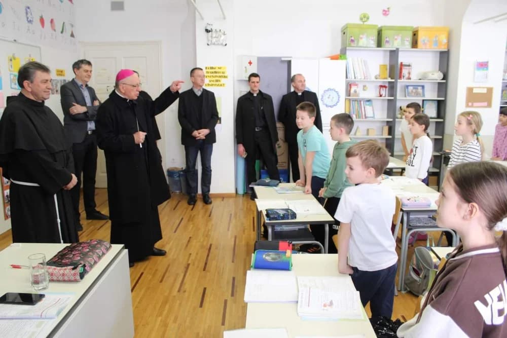 [FOTO] Prvi susret novoimenovanog i dosadašnjeg požeškog biskupa