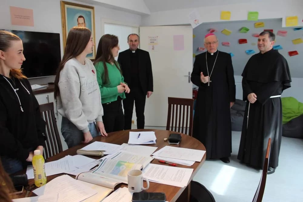 [FOTO] Prvi susret novoimenovanog i dosadašnjeg požeškog biskupa