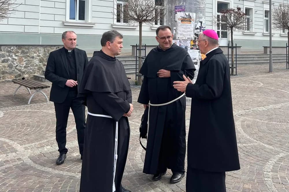 [FOTO] Prvi susret novoimenovanog i dosadašnjeg požeškog biskupa