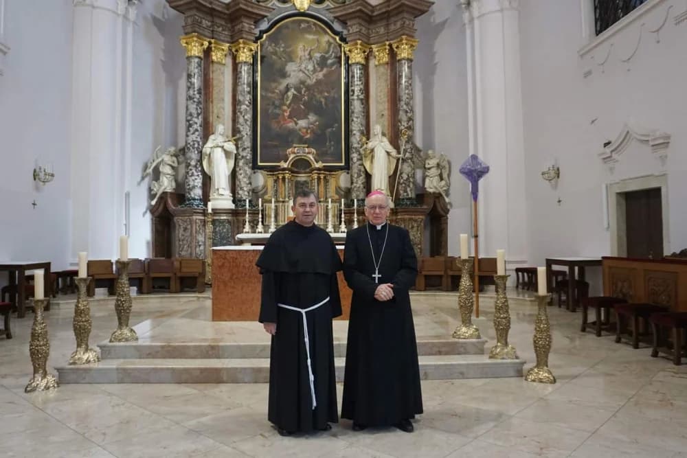 [FOTO] Prvi susret novoimenovanog i dosadašnjeg požeškog biskupa