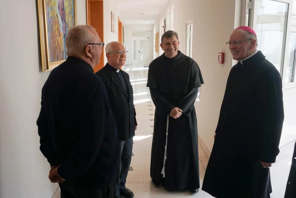 [FOTO] Prvi susret novoimenovanog i dosadašnjeg požeškog biskupa