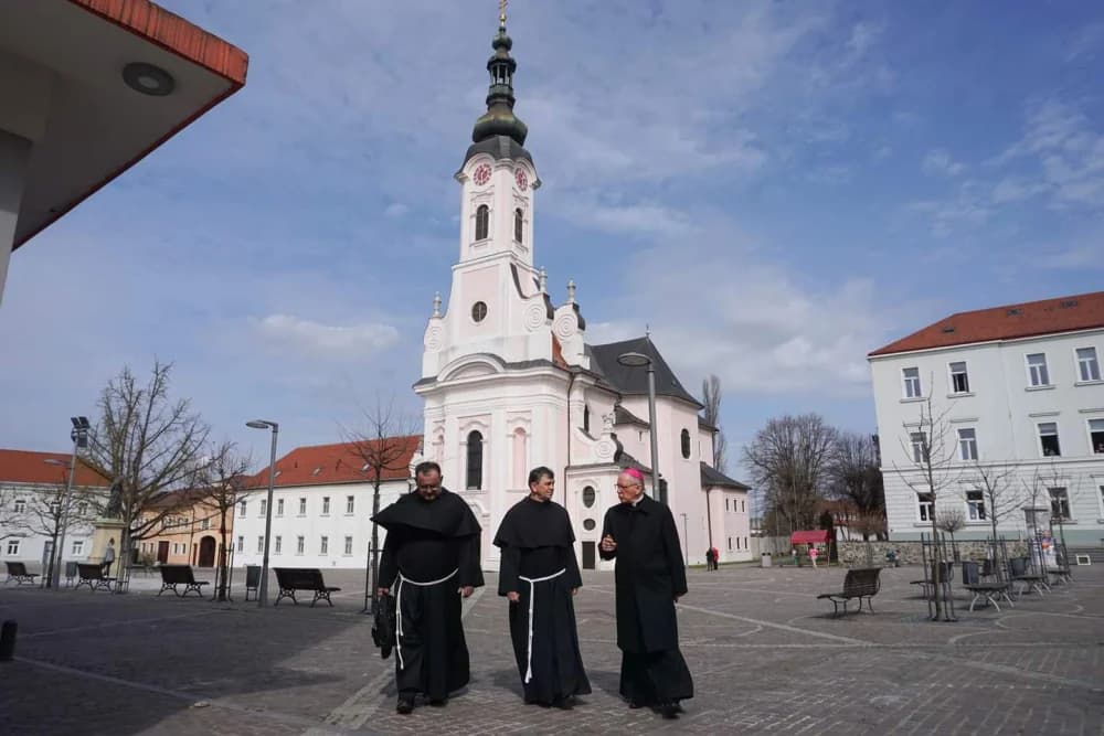 [FOTO] Prvi susret novoimenovanog i dosadašnjeg požeškog biskupa