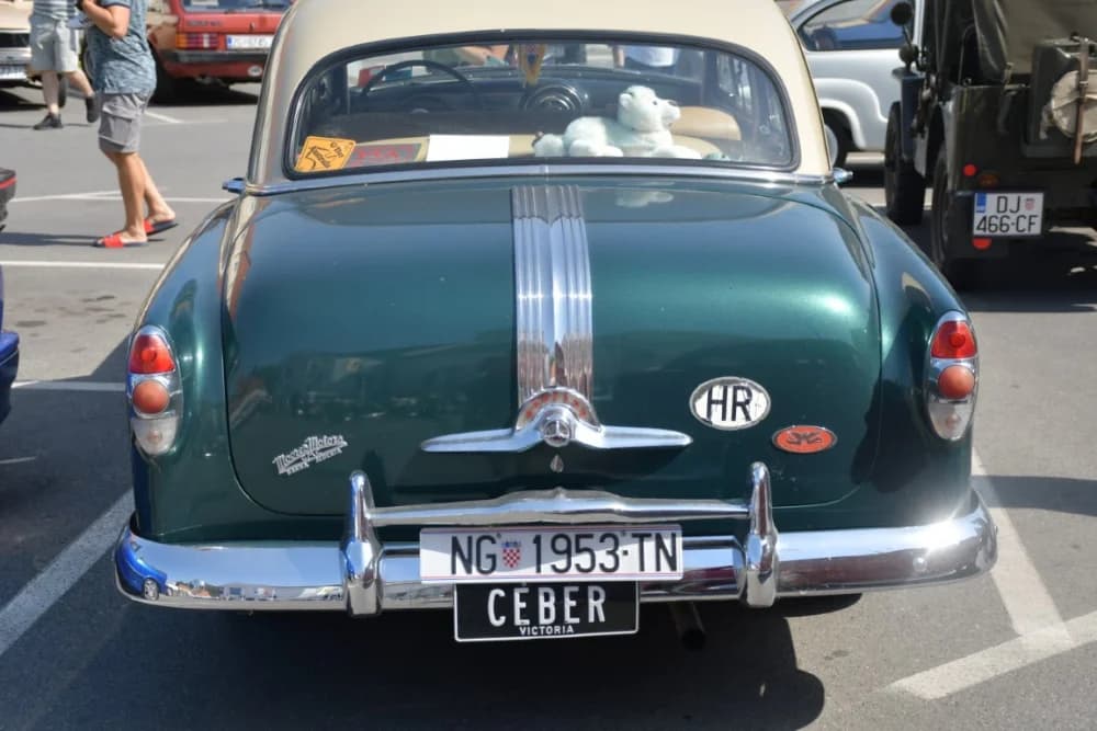 Karavana oldtimer vozila boravila u Požegi /FOTO/