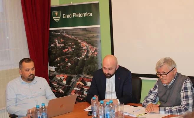 Održana sjednica Gradskog vijeća Pleternice: Na aktualnom satu o nestaloj skulpturi s Trga bećarca