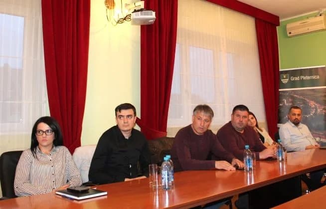 Održana sjednica Gradskog vijeća Pleternice: Na aktualnom satu o nestaloj skulpturi s Trga bećarca