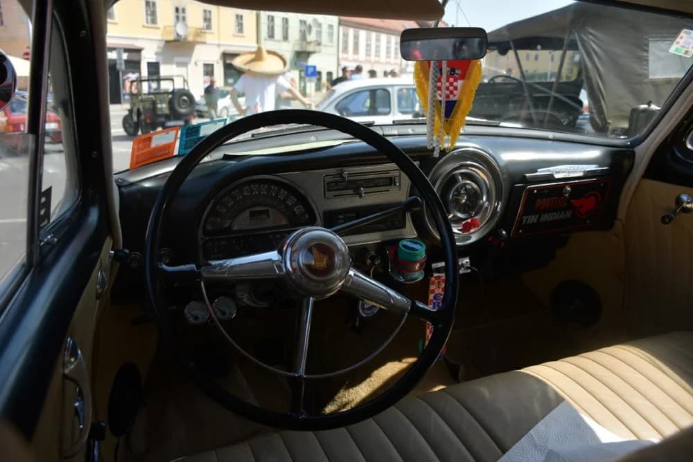 Karavana oldtimer vozila boravila u Požegi /FOTO/