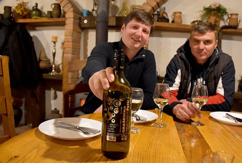 Članovi Udruge Vino-kap iz Kaptola posjetili Vinariju Pavić u Vetovu