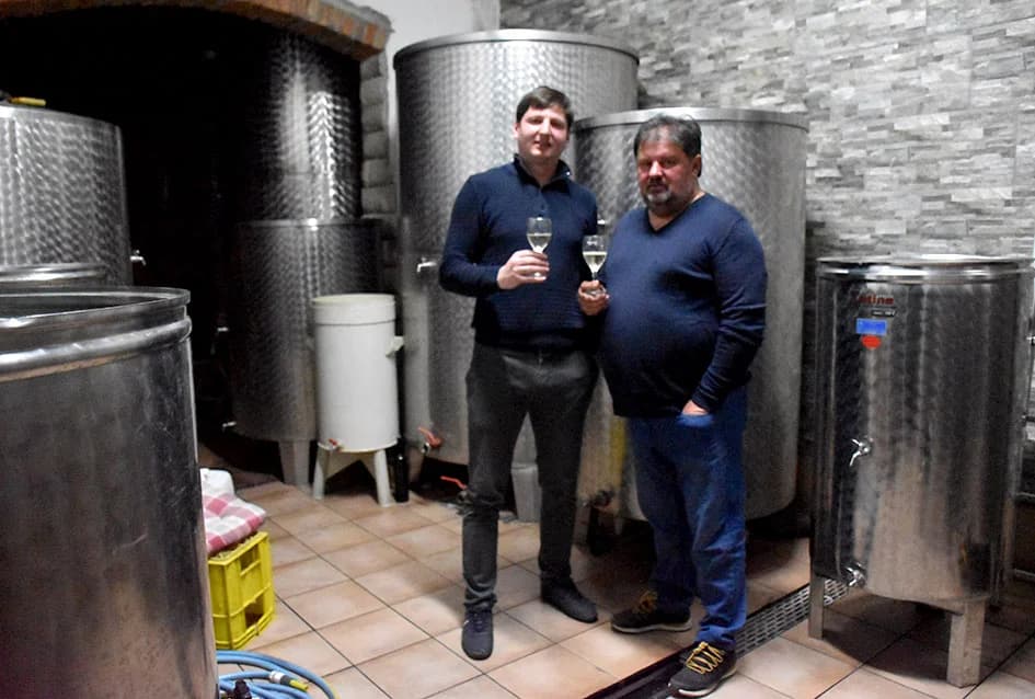 Članovi Udruge Vino-kap iz Kaptola posjetili Vinariju Pavić u Vetovu