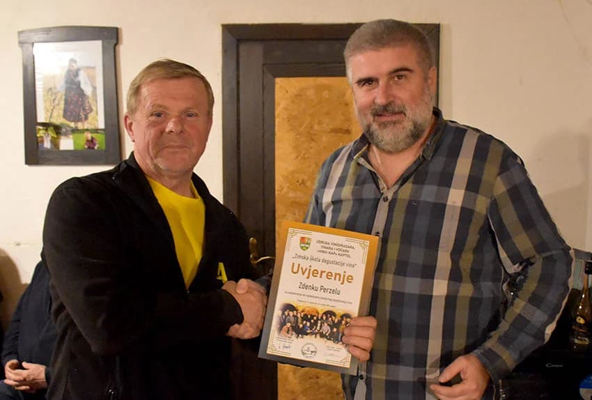 Članovi Udruge Vino-kap iz Kaptola posjetili Vinariju Pavić u Vetovu