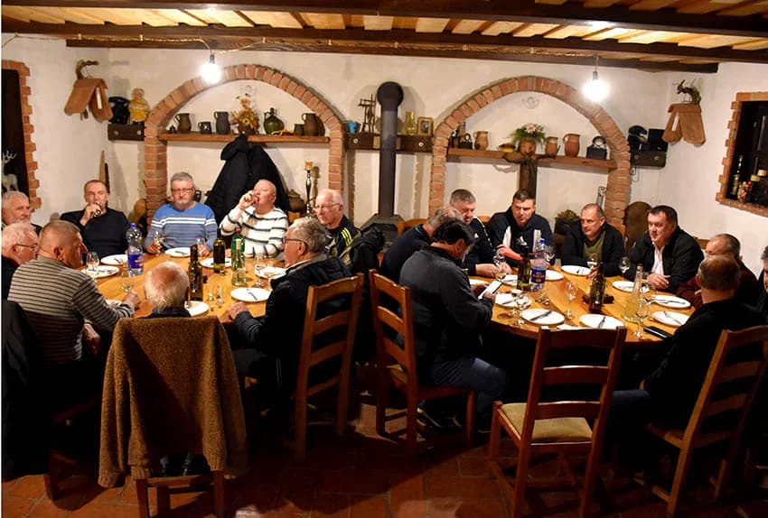 Članovi Udruge Vino-kap iz Kaptola posjetili Vinariju Pavić u Vetovu