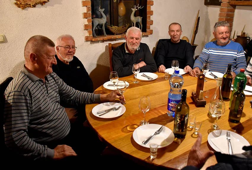 Članovi Udruge Vino-kap iz Kaptola posjetili Vinariju Pavić u Vetovu