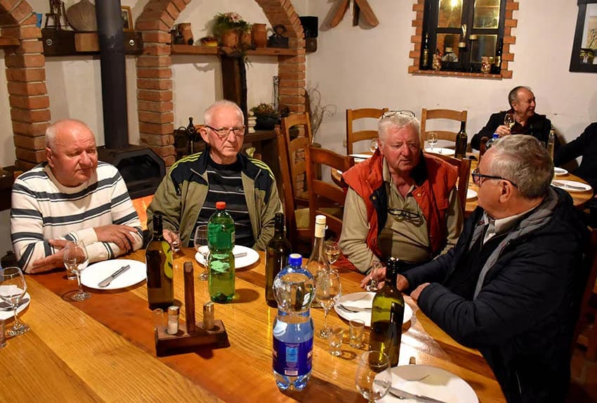 Članovi Udruge Vino-kap iz Kaptola posjetili Vinariju Pavić u Vetovu