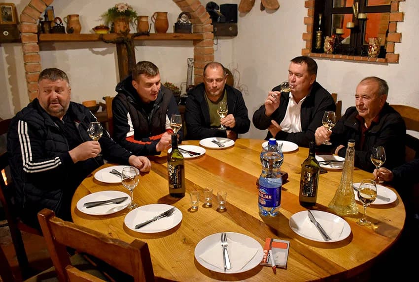 Članovi Udruge Vino-kap iz Kaptola posjetili Vinariju Pavić u Vetovu