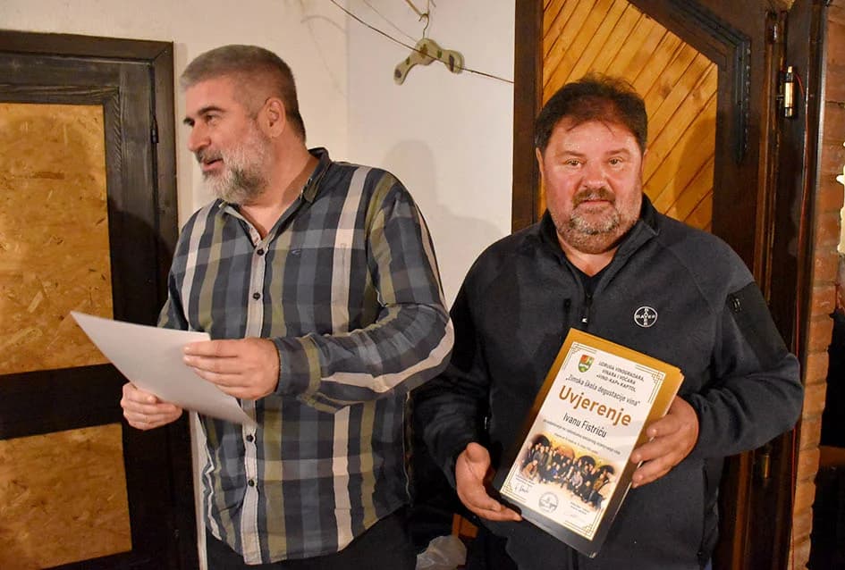 Članovi Udruge Vino-kap iz Kaptola posjetili Vinariju Pavić u Vetovu