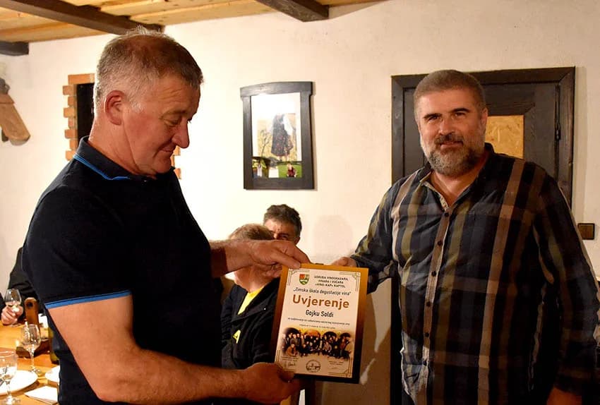 Članovi Udruge Vino-kap iz Kaptola posjetili Vinariju Pavić u Vetovu