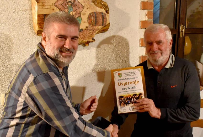 Članovi Udruge Vino-kap iz Kaptola posjetili Vinariju Pavić u Vetovu