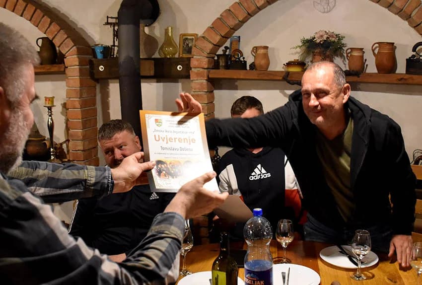 Članovi Udruge Vino-kap iz Kaptola posjetili Vinariju Pavić u Vetovu