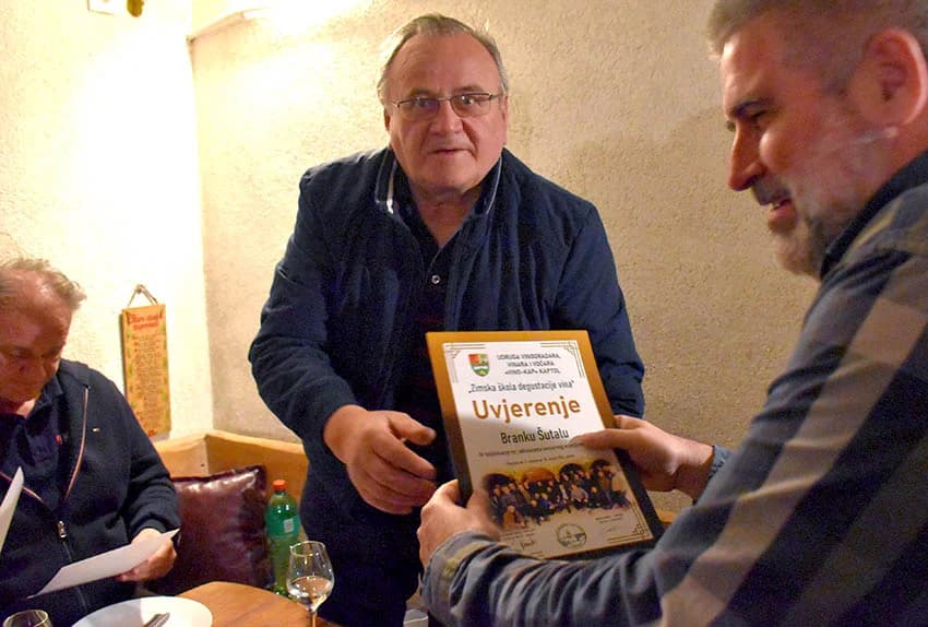 Članovi Udruge Vino-kap iz Kaptola posjetili Vinariju Pavić u Vetovu