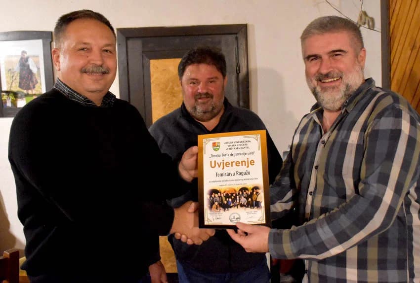 Članovi Udruge Vino-kap iz Kaptola posjetili Vinariju Pavić u Vetovu