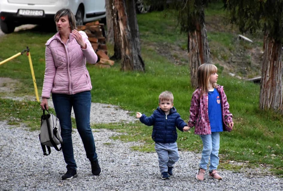 VEČER SLOVAČKIH OBIČAJA U RAJSAVCU: Muškarci izrađivali upotrebne predmete od prirodnih materijala, žene spravljale izvorna jela, a mališani uskrsne ukrase